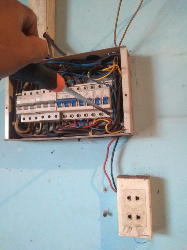 Thợ kiểm tra điện chập tại nhà 