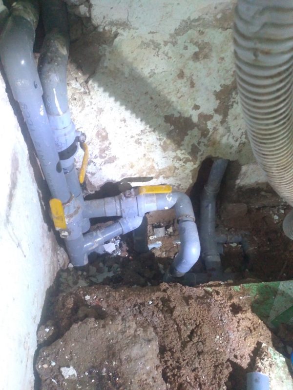 Thợ sửa ống nước bị rò rỉ tại nhà Biên Hòa