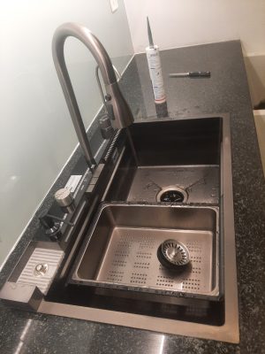 Dùng keo silicon dán cố định bồn với mặt bàn Dùng keo silicon dán cố định bồn với mặt bàn
