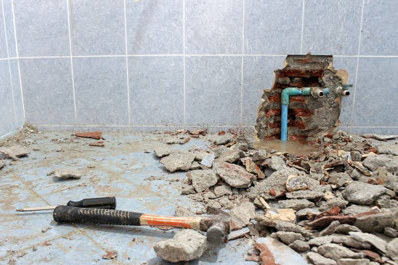 Cách xử lý nhanh khi ống nước bị rò rỉ tại nhà đơn giản, dễ làm 9 tho sua ong nuoc am tuong 1