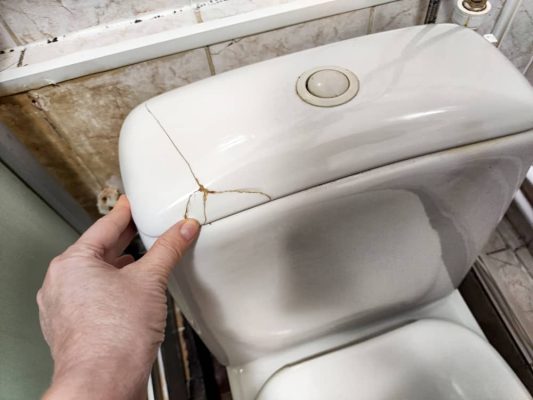 Rò rỉ nước từ bồn cầu không khít Rò rỉ nước từ bồn cầu không khít