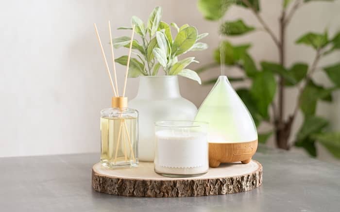Đặt nến thơm, treo túi thơm hoặc sử dụng máy khuếch tán tinh dầu tự nhiên Đặt nến thơm, treo túi thơm hoặc sử dụng máy khuếch tán tinh dầu tự nhiên