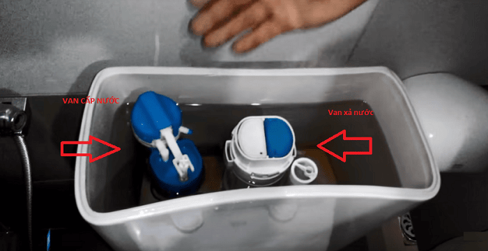 Nguyên nhân gây rò rỉ nước từ bồn cầu là do van xả nước bị hỏng hoặc mòn Nguyên nhân gây rò rỉ nước từ bồn cầu là do van xả nước bị hỏng hoặc mòn