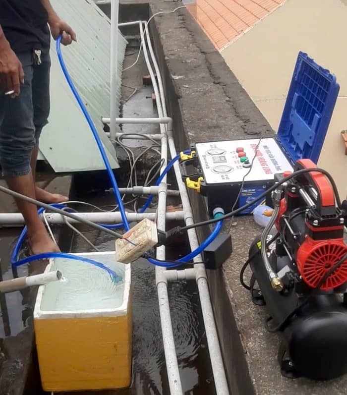 Thợ dùng máy sục rửa vệ sinh đường ống nước nhà khách tại Biên Hòa Thợ dùng máy sục rửa vệ sinh đường ống nước nhà khách tại Biên Hòa